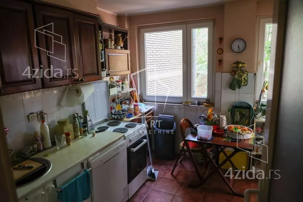 Šestoiposoban stan | 4zida
