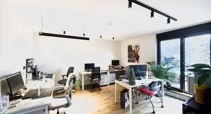 Poslovna zgrada | 4zida