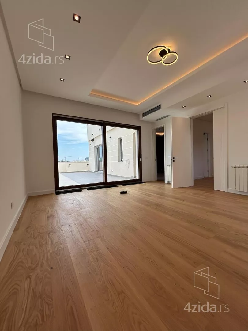 Šestoiposoban stan | 4zida