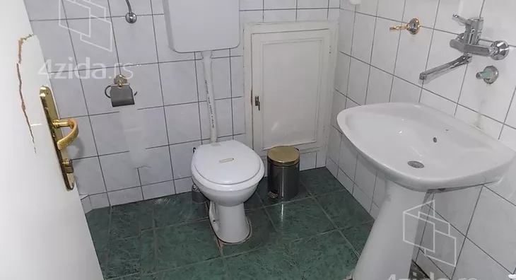 Poslovna zgrada | 4zida