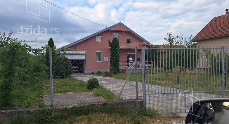 Četvoroiposoban stan | 4zida