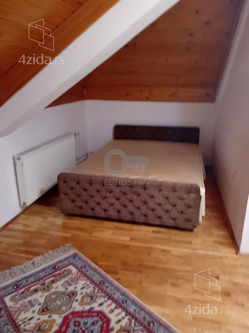 Šestoiposoban stan | 4zida