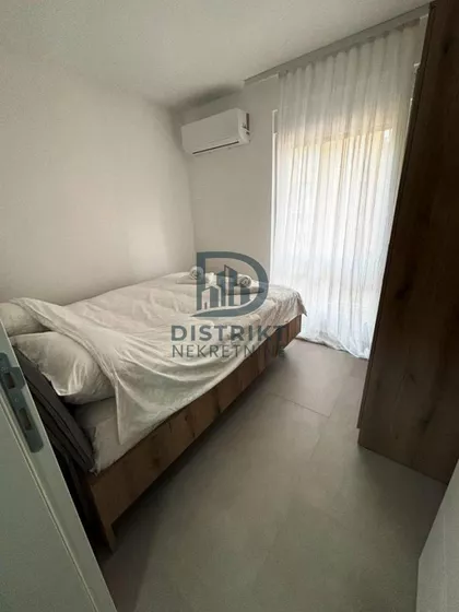 Crveni Pevac | 4zida.rs