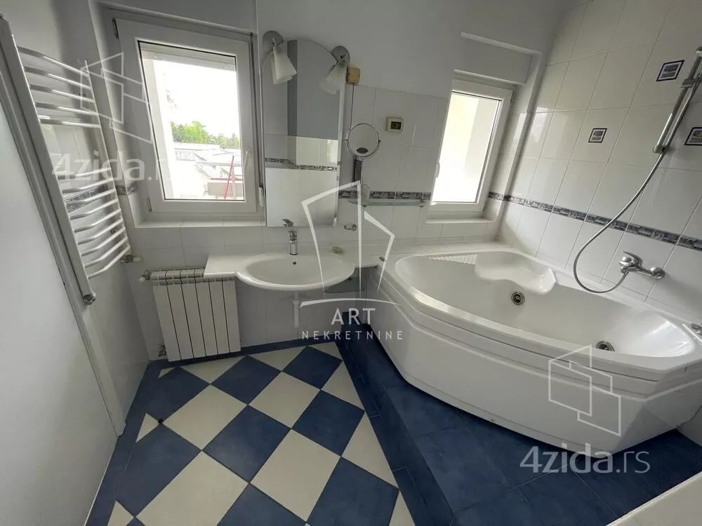 Četvoroiposoban stan | 4zida