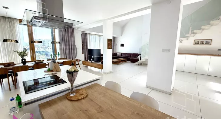 Sedmosoban stan | 4zida