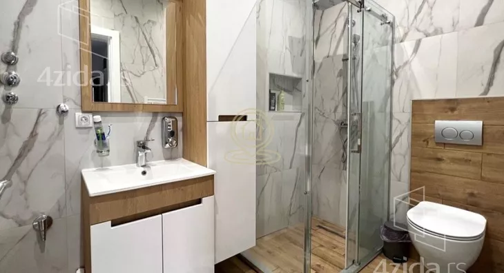 Poslovna zgrada | 4zida