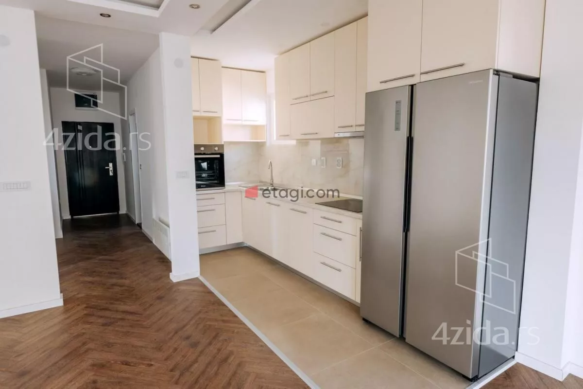 Sedmosoban stan | 4zida