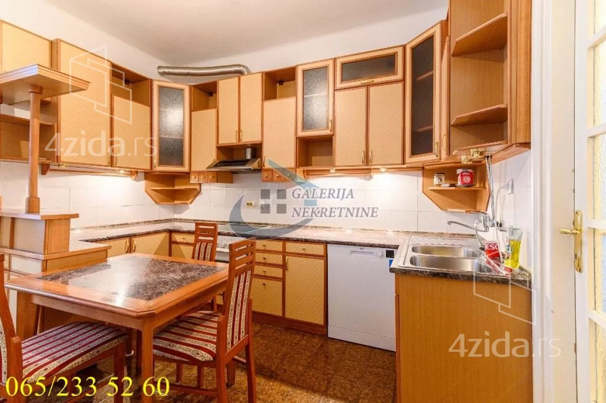 Četvoroiposoban stan | 4zida