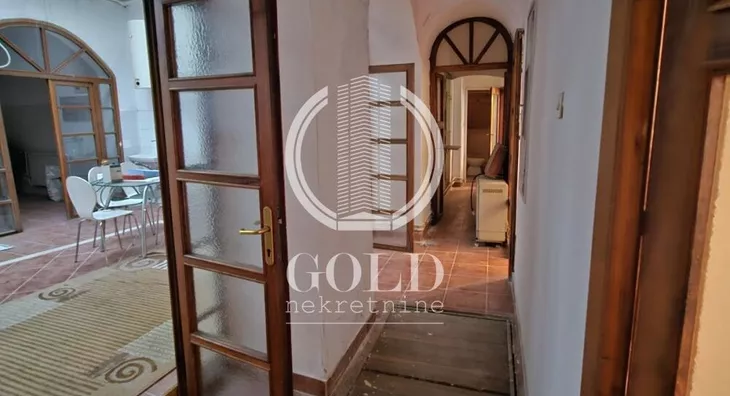 Šestoiposoban stan | 4zida