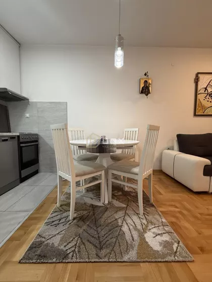 Crveni Pevac | 4zida.rs