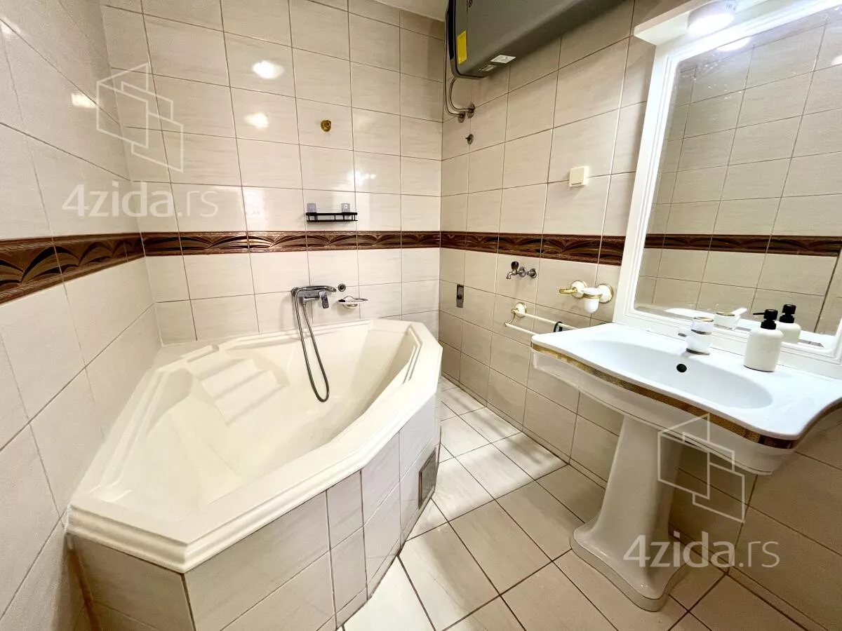 Petosoban stan | 4zida