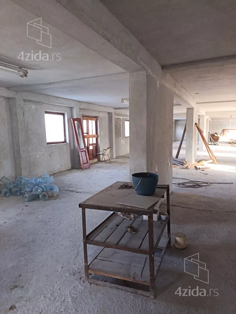 Poslovna zgrada | 4zida