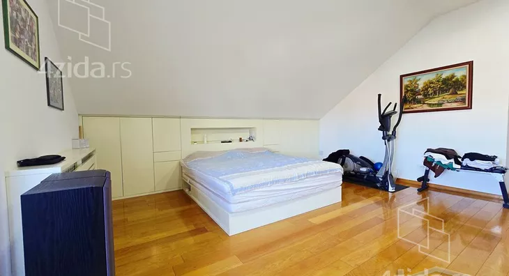 Sedmosoban stan | 4zida