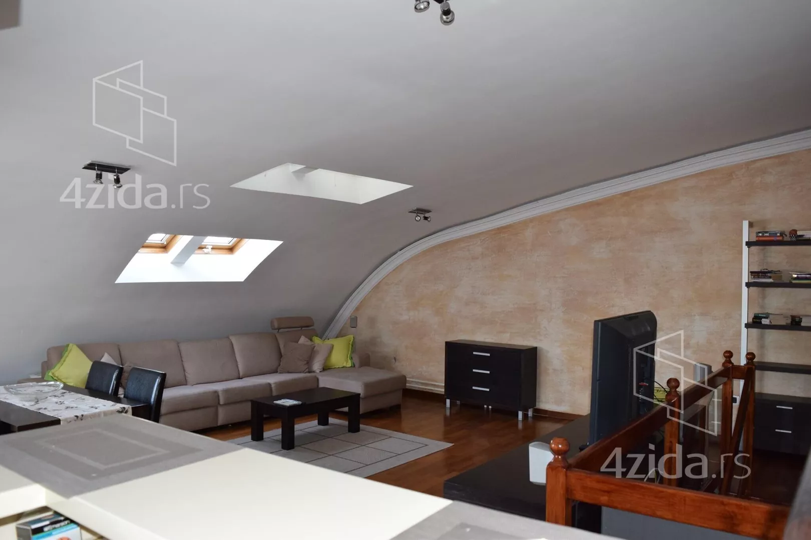 Troiposoban stan | 4zida