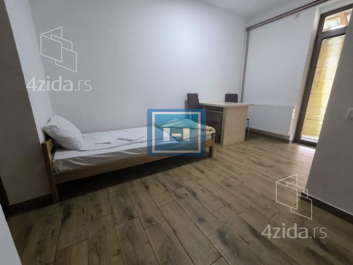 Poslovna zgrada | 4zida