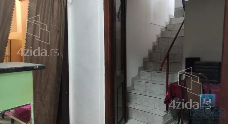 Poslovna zgrada | 4zida