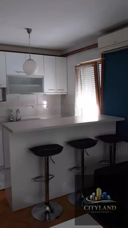 Crveni Pevac | 4zida.rs