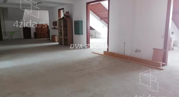 Poslovna zgrada | 4zida