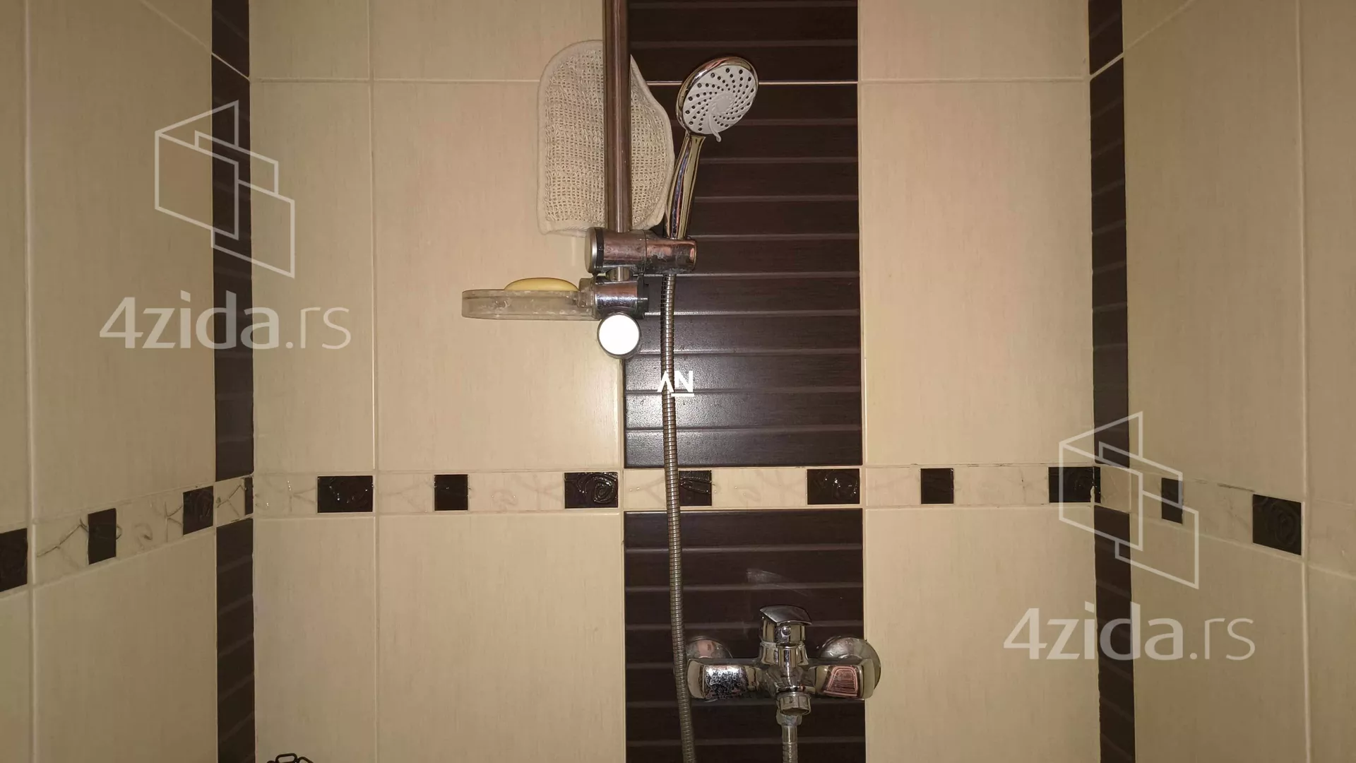 Šestosoban stan | 4zida