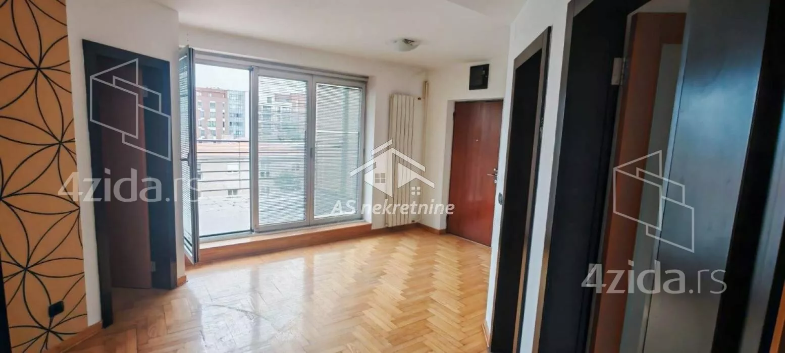 Šestosoban stan | 4zida