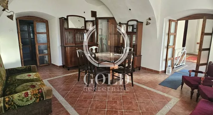 Šestoiposoban stan | 4zida