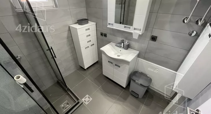 Poslovna zgrada | 4zida