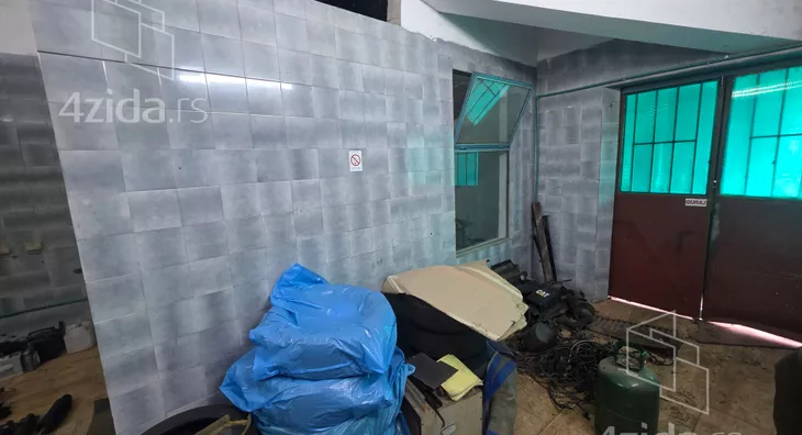 Poslovna zgrada | 4zida