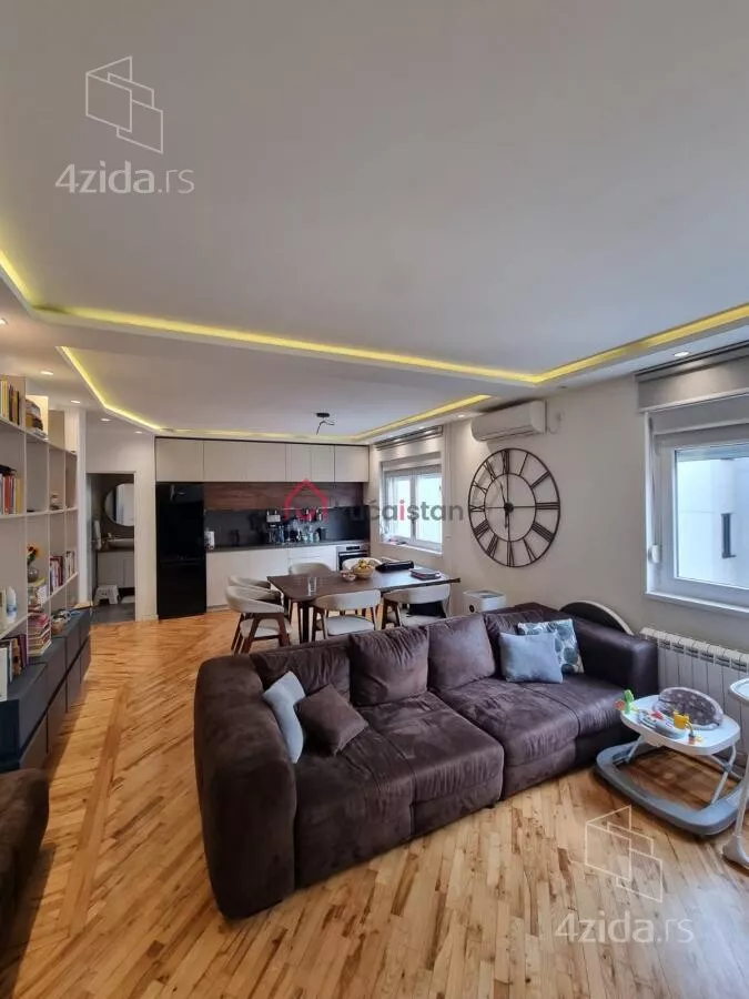 Sedmosoban stan | 4zida