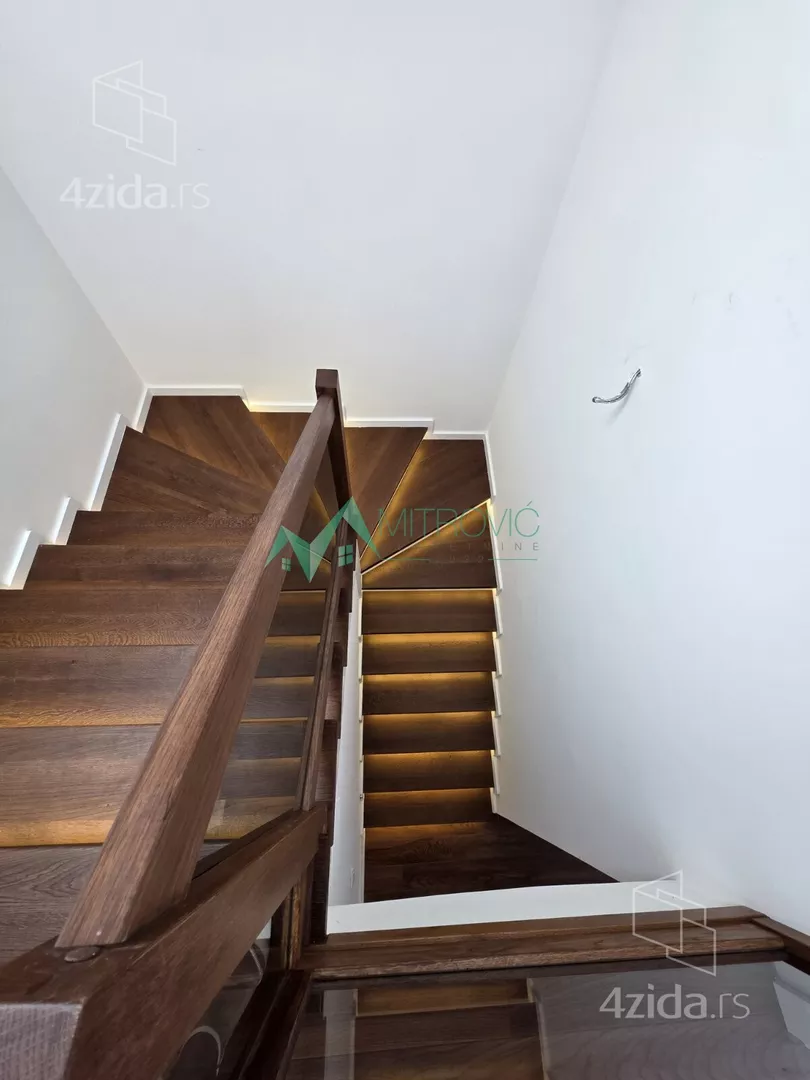 Šestosoban stan | 4zida