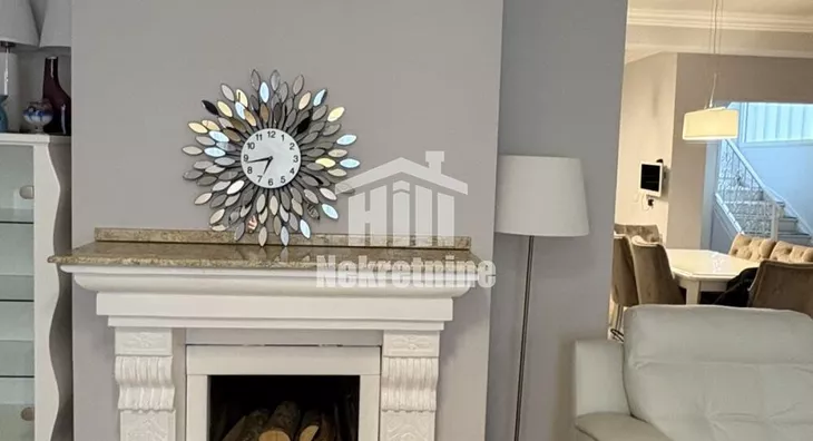 Šestoiposoban stan | 4zida