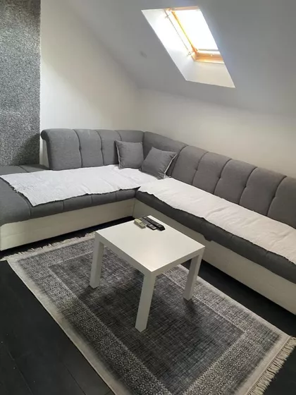 Crveni Pevac | 4zida.rs