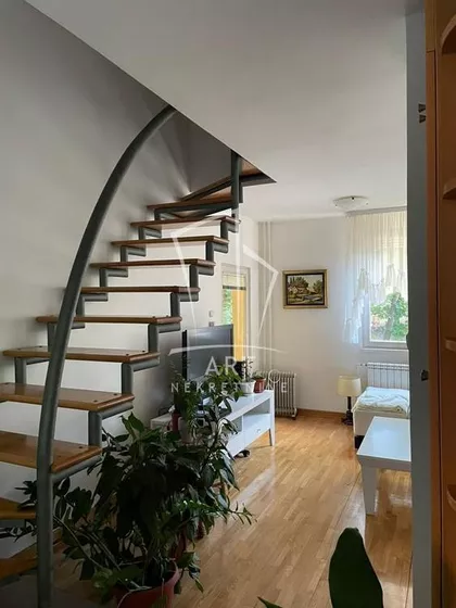 Tihomira Višnjevca | 4zida.rs