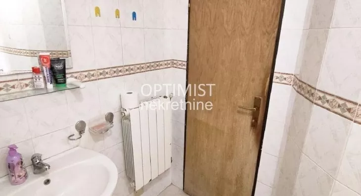 Šestoiposoban stan | 4zida