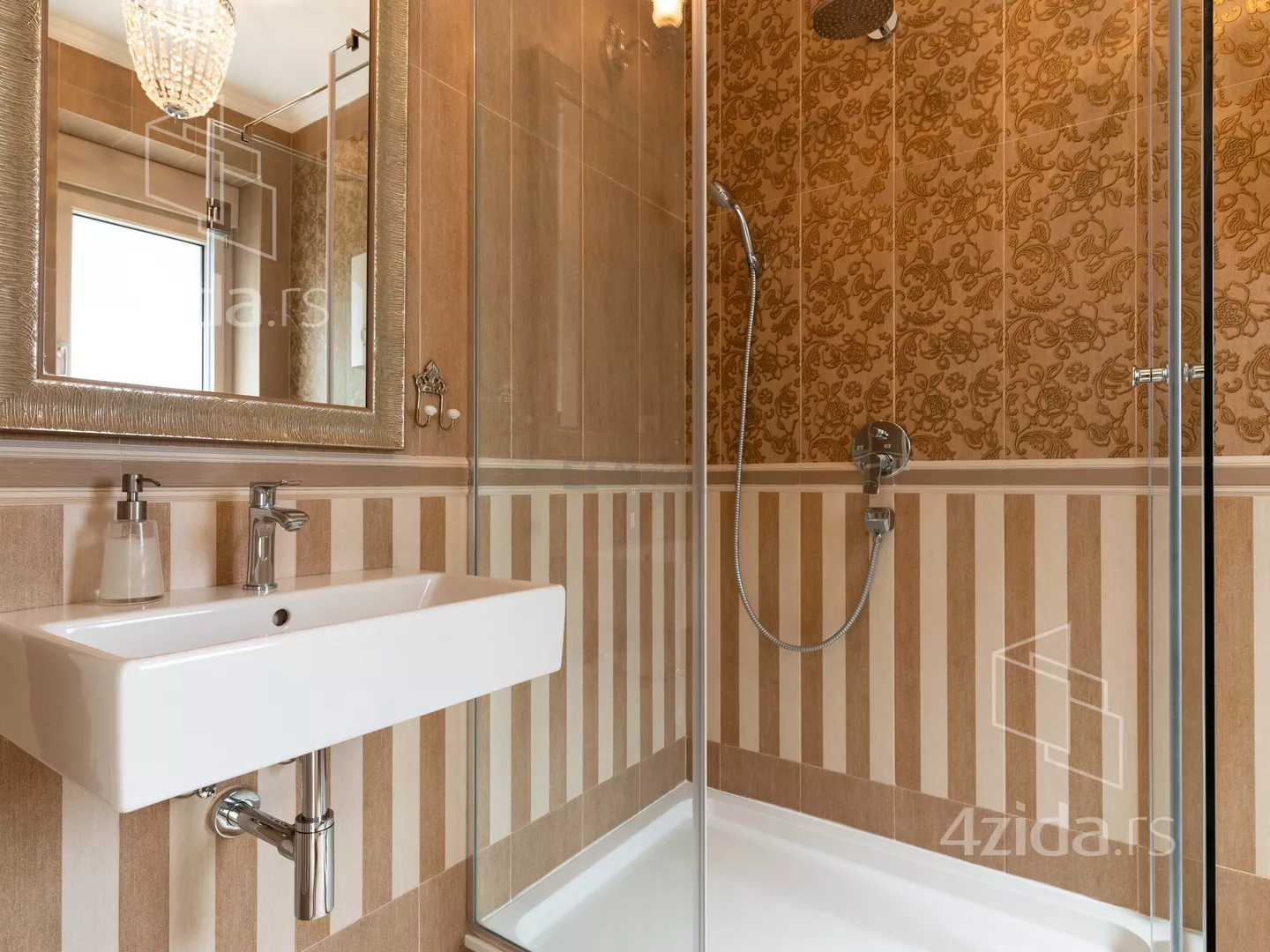 Šestosoban stan | 4zida