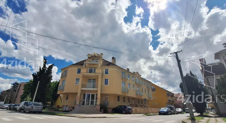 Poslovna zgrada | 4zida