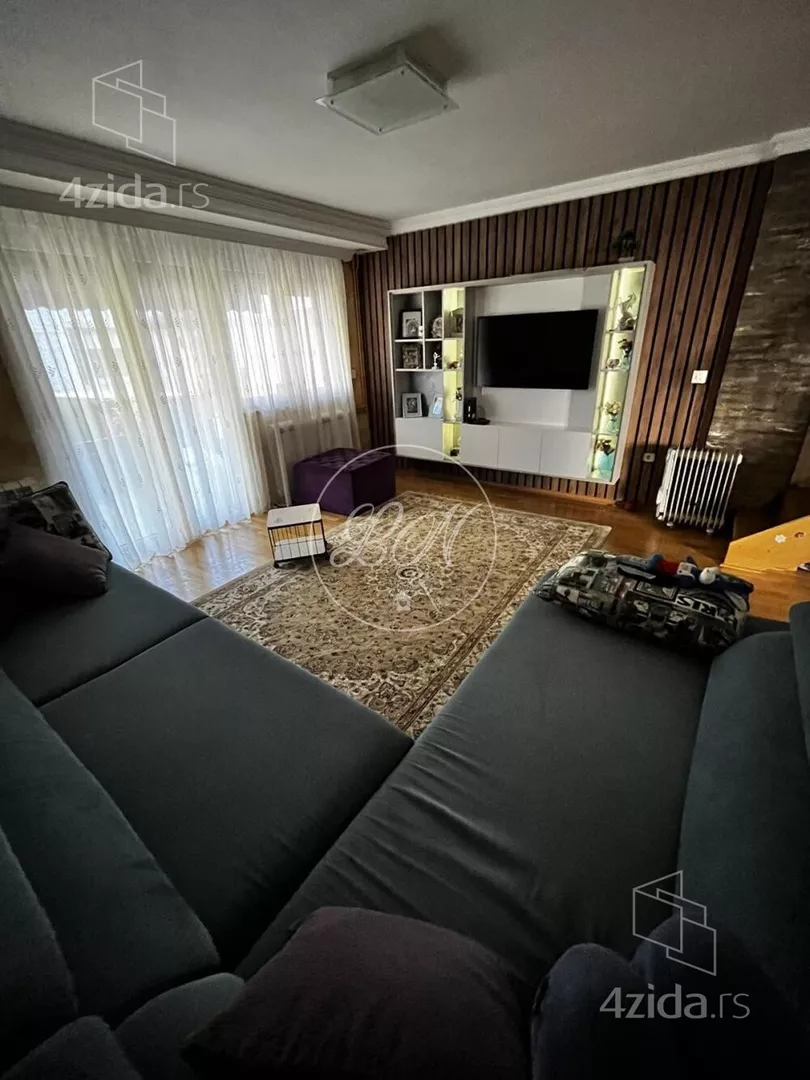 Petosoban stan | 4zida