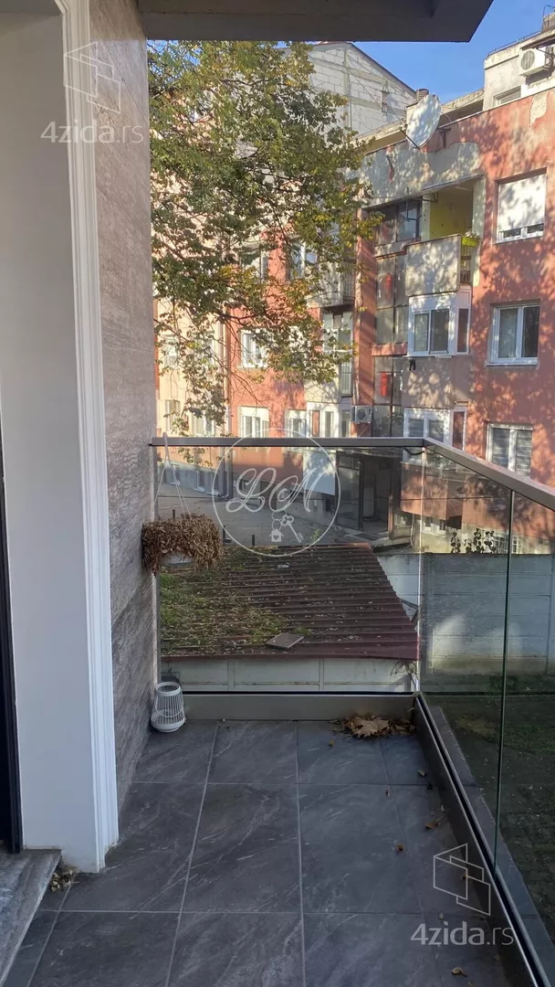 Šestoiposoban stan | 4zida