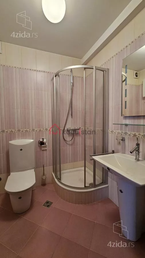 Sedmosoban stan | 4zida