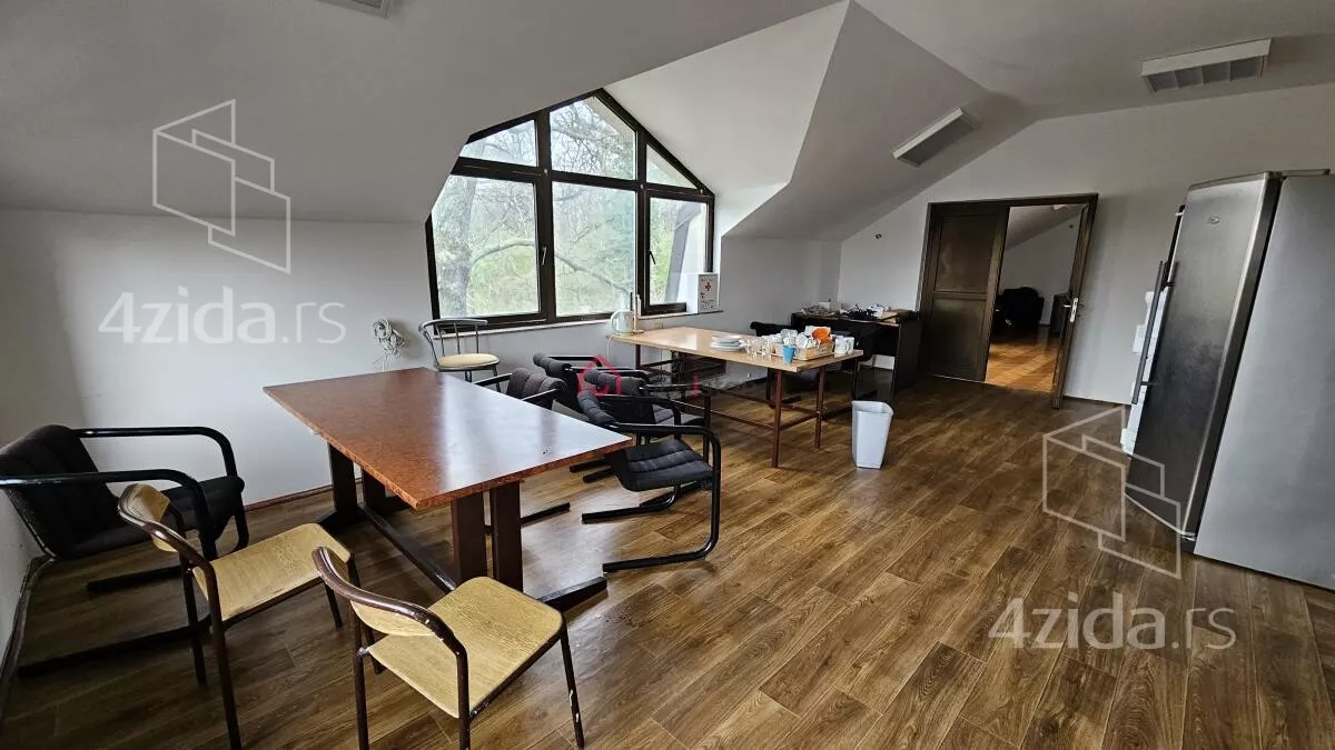 Poslovna zgrada | 4zida