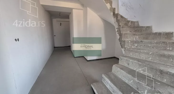 Šestosoban stan | 4zida