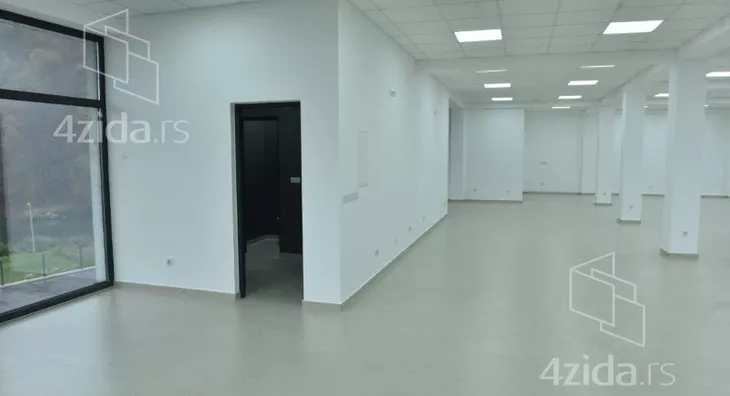 Poslovna zgrada | 4zida