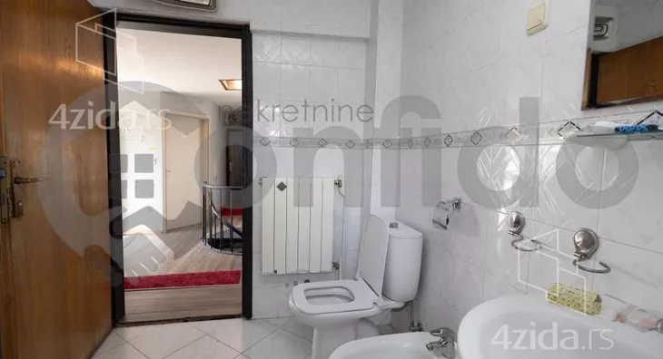 Šestoiposoban stan | 4zida