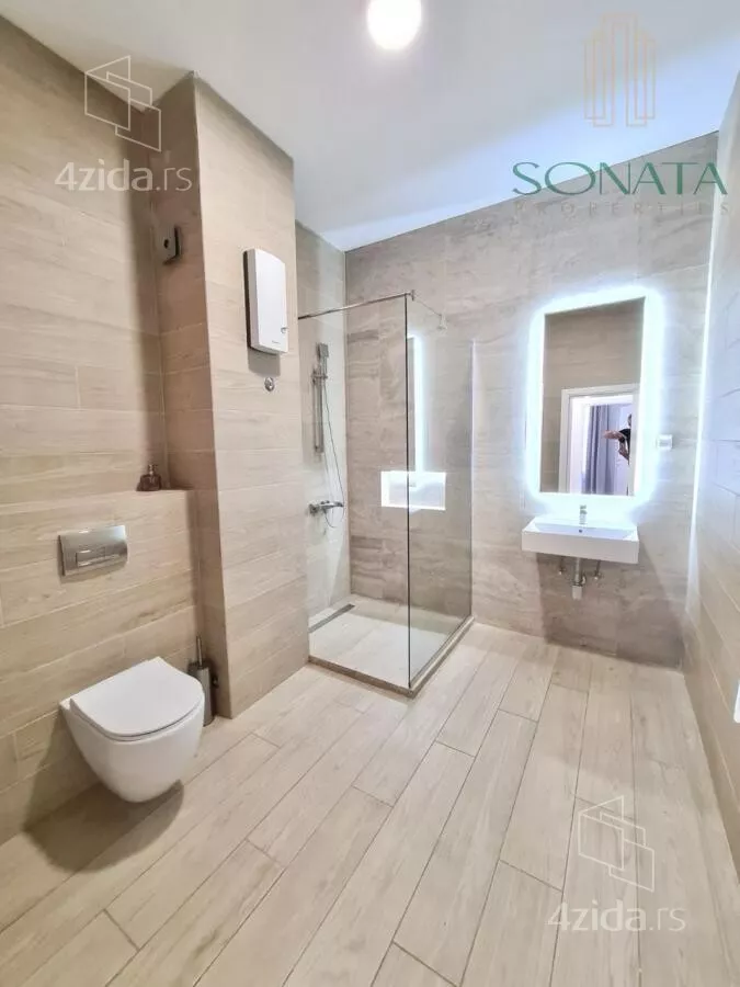 Šestosoban stan | 4zida