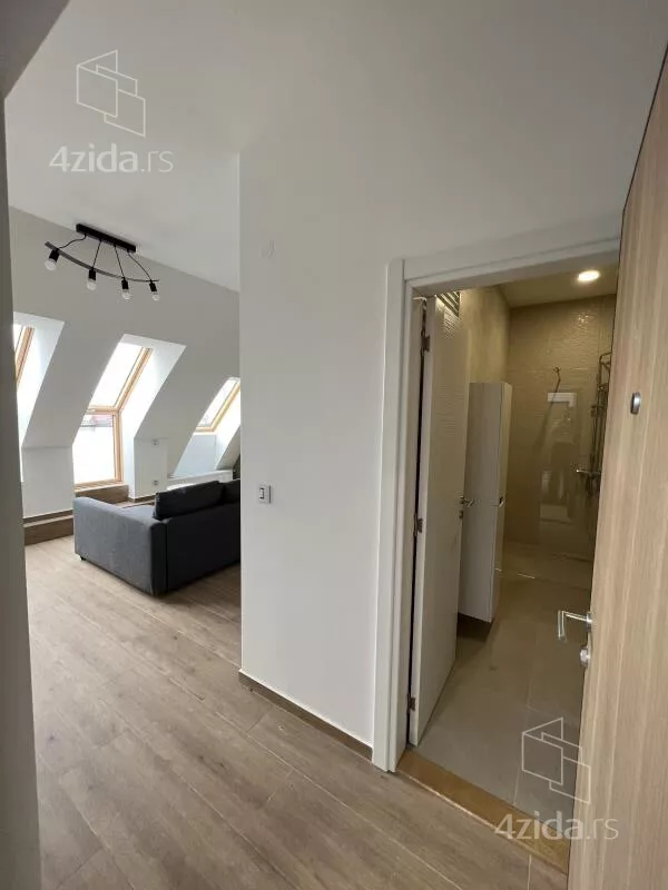 Šestosoban stan | 4zida