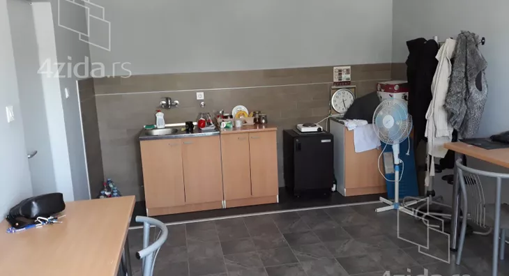 Poslovna zgrada | 4zida