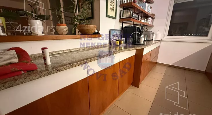 Četvoroiposoban stan | 4zida