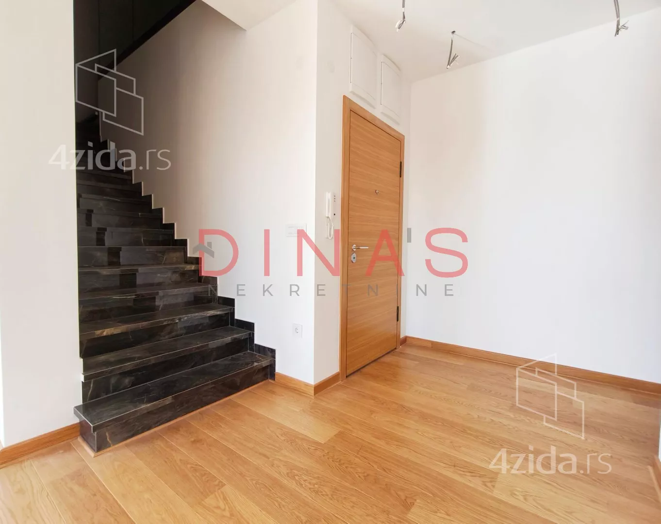 Četvoroiposoban stan | 4zida