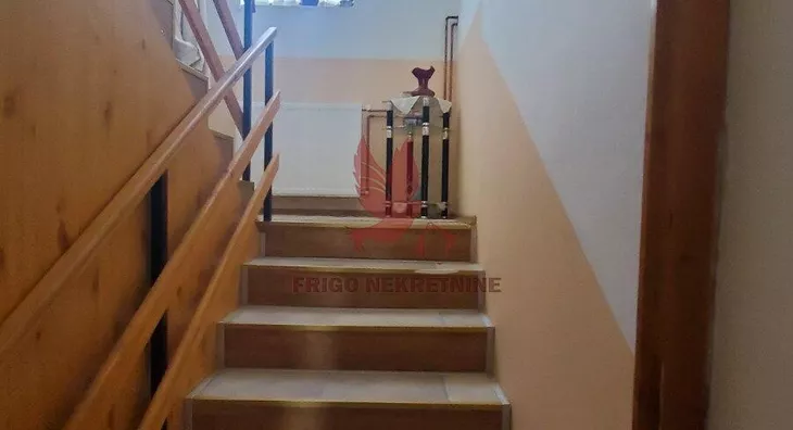 Šestoiposoban stan | 4zida