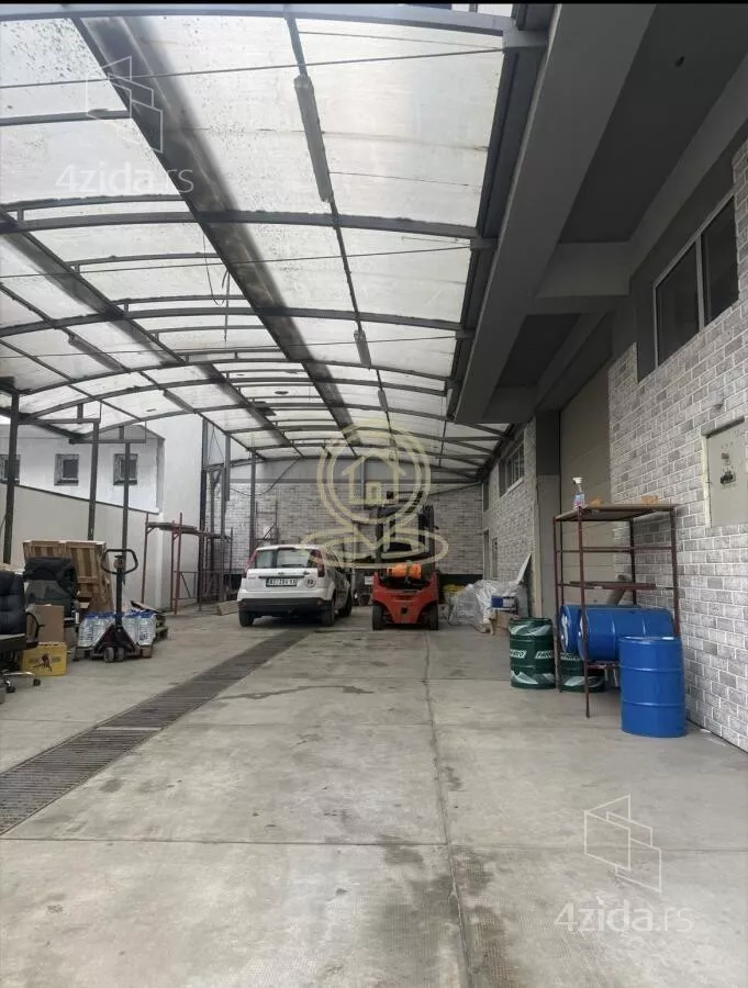 Poslovna zgrada | 4zida