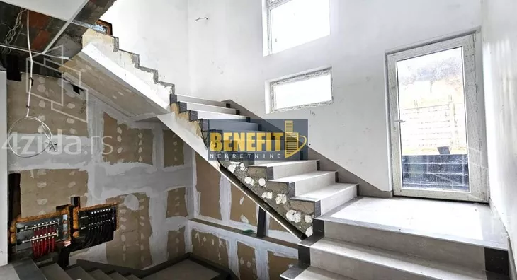 Poslovna zgrada | 4zida